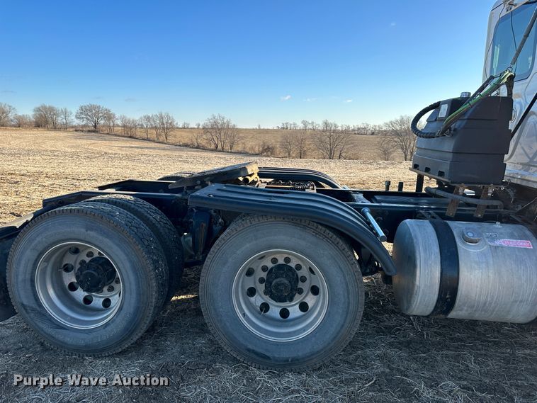 image for item DR6022 2011 Freightliner Cascadia  semi truck