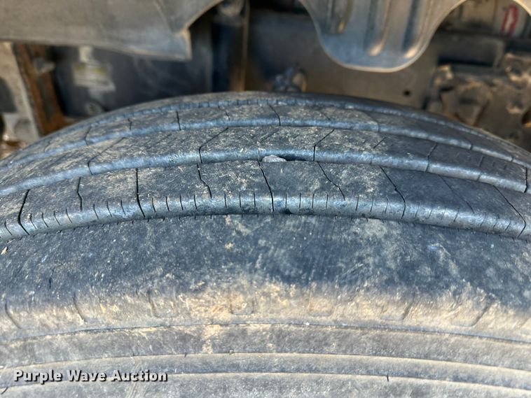 image for item DR6022 2011 Freightliner Cascadia  semi truck