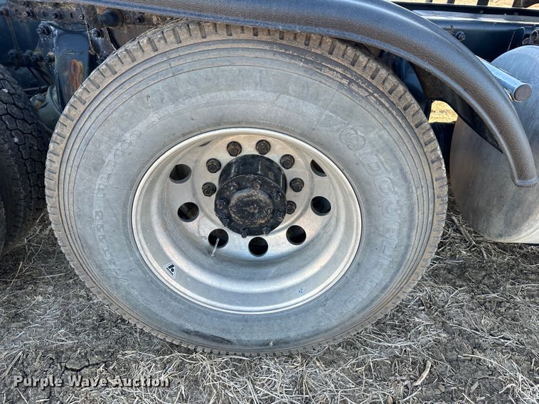 image for item DR6022 2011 Freightliner Cascadia  semi truck