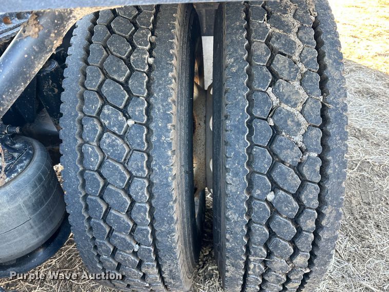 image for item DR6022 2011 Freightliner Cascadia  semi truck