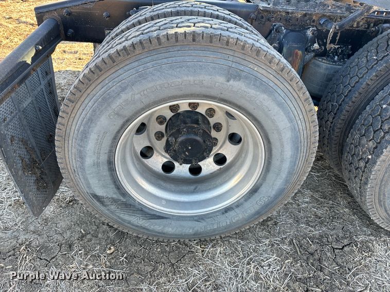 image for item DR6022 2011 Freightliner Cascadia  semi truck