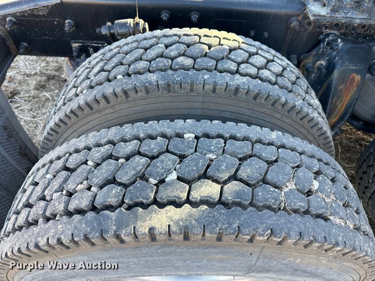 image for item DR6022 2011 Freightliner Cascadia  semi truck