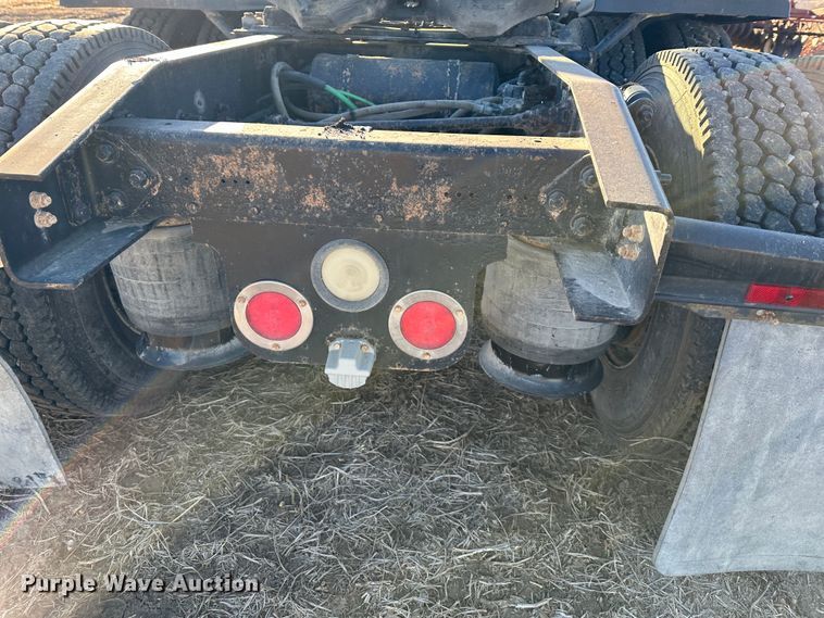 image for item DR6022 2011 Freightliner Cascadia  semi truck