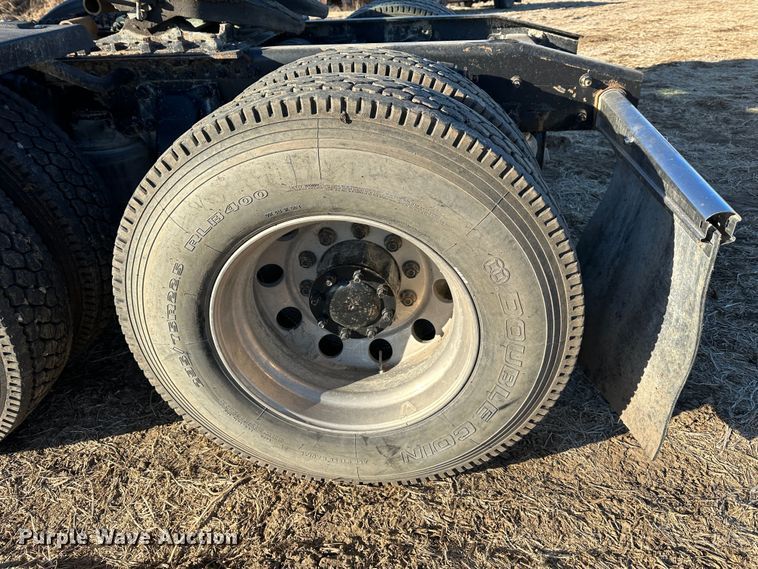 image for item DR6022 2011 Freightliner Cascadia  semi truck