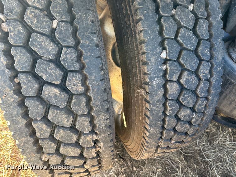 image for item DR6022 2011 Freightliner Cascadia  semi truck