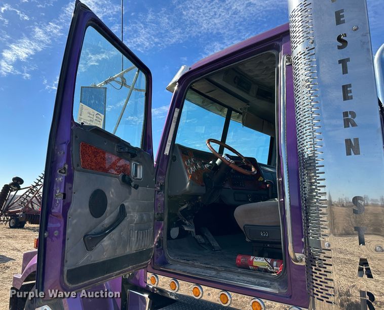 image for item DR6024 2006 Western Star 4900EX  semi truck