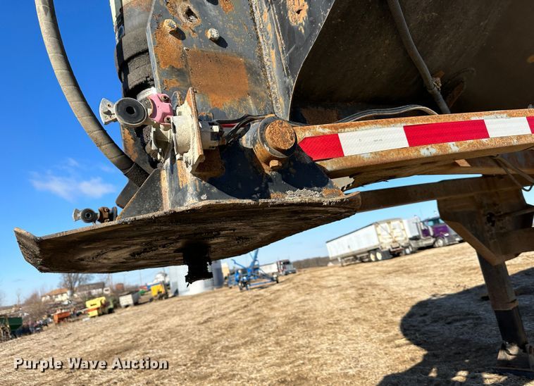 image for item DR6029 2007 Clement  end dump trailer