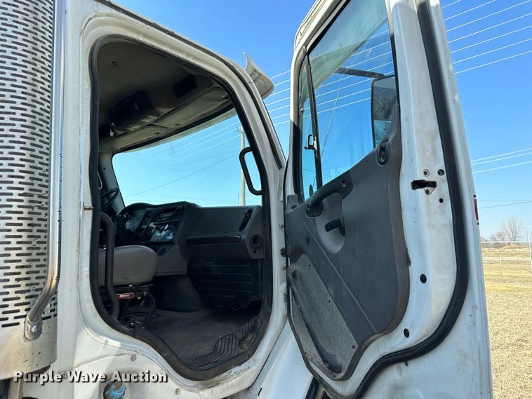 image for item DR6040 2007 Freightliner Business Class M2  dump truck