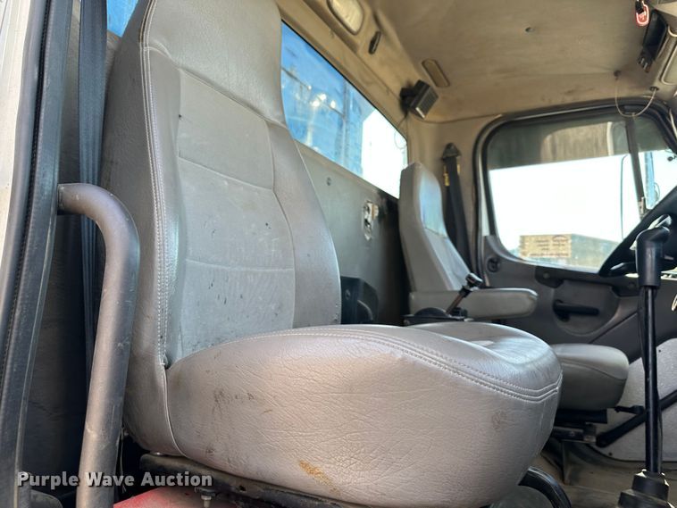 image for item DR6040 2007 Freightliner Business Class M2  dump truck