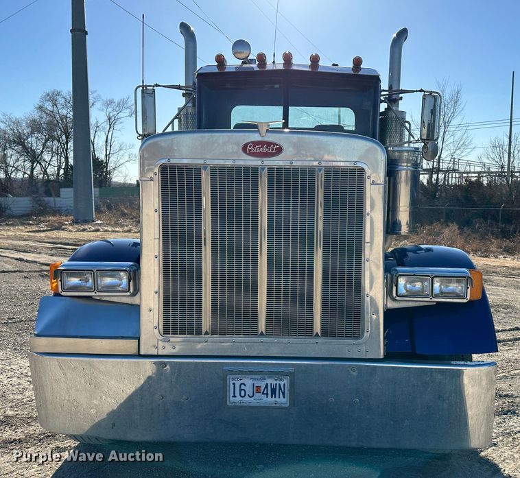 image for item DR6044 2003 Peterbilt 379  semi truck
