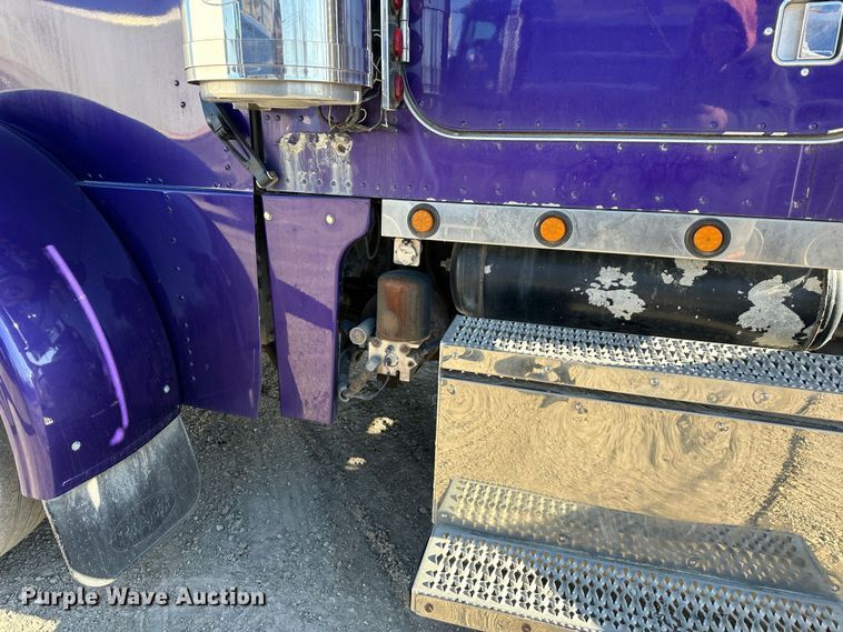 image for item DR6044 2003 Peterbilt 379  semi truck