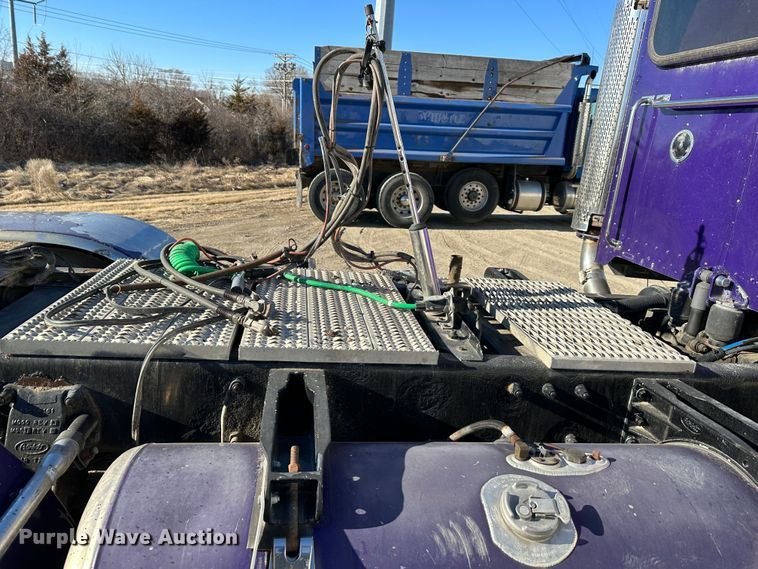 image for item DR6044 2003 Peterbilt 379  semi truck