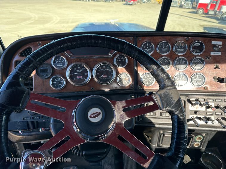 image for item DR6044 2003 Peterbilt 379  semi truck