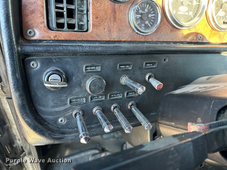 image for item DR6044 2003 Peterbilt 379  semi truck