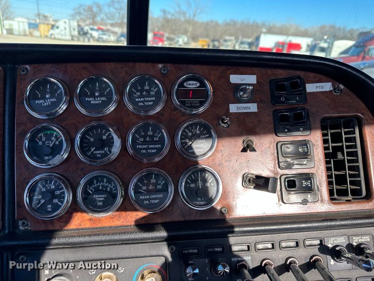 image for item DR6044 2003 Peterbilt 379  semi truck