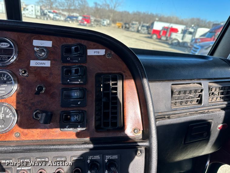 image for item DR6044 2003 Peterbilt 379  semi truck