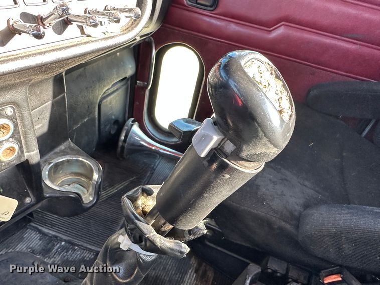 image for item DR6044 2003 Peterbilt 379  semi truck