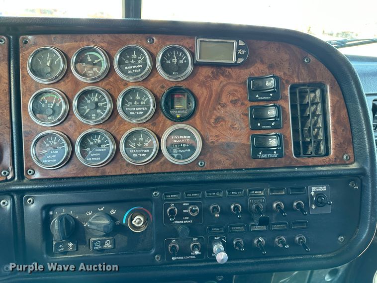 image for item DR6045 2003 Peterbilt 357  dump truck