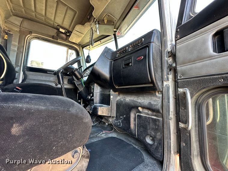 image for item DR6045 2003 Peterbilt 357  dump truck