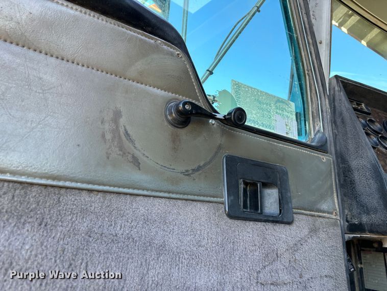 image for item DR6046 1997 Kenworth T800  dump truck