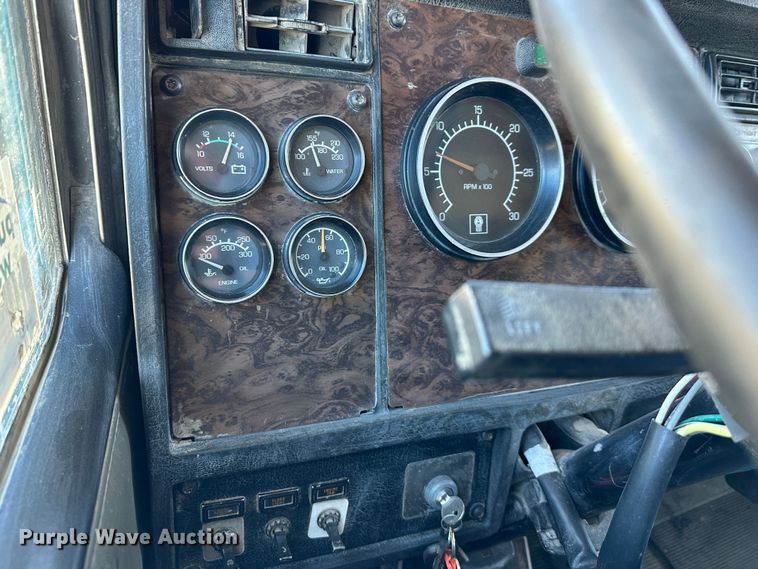 image for item DR6046 1997 Kenworth T800  dump truck