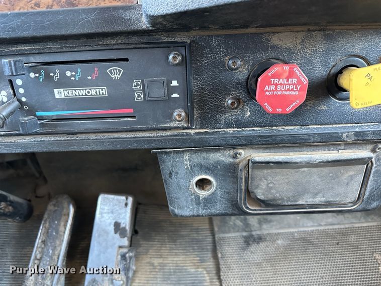 image for item DR6046 1997 Kenworth T800  dump truck