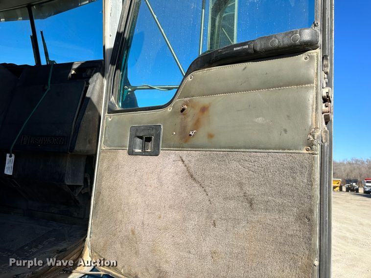 image for item DR6046 1997 Kenworth T800  dump truck