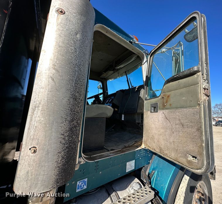 image for item DR6046 1997 Kenworth T800  dump truck