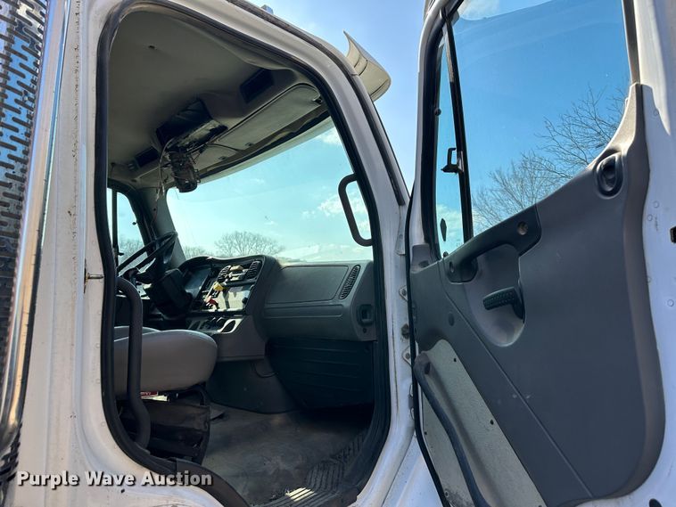 image for item DR6061 2007 Freightliner Business Class M2  dump truck