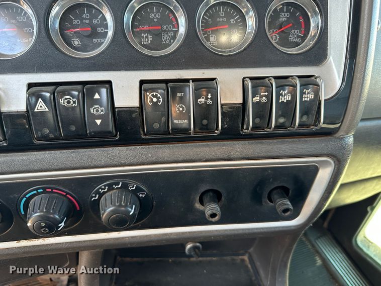 image for item DR6062 2012 Kenworth W900  truck cab and chassis