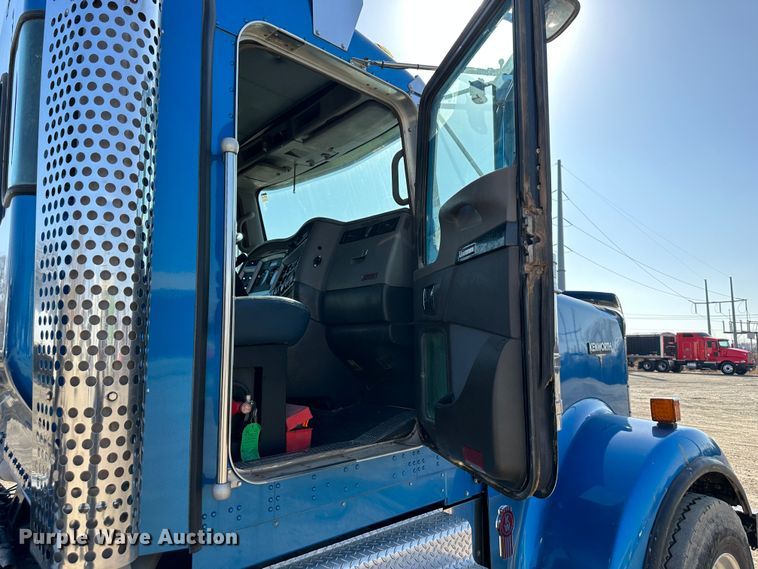 image for item DR6062 2012 Kenworth W900  truck cab and chassis