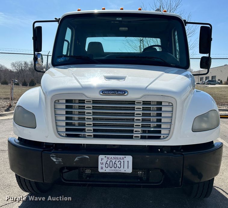 image for item DR6063 2006 Freightliner Business Class M2  semi truck