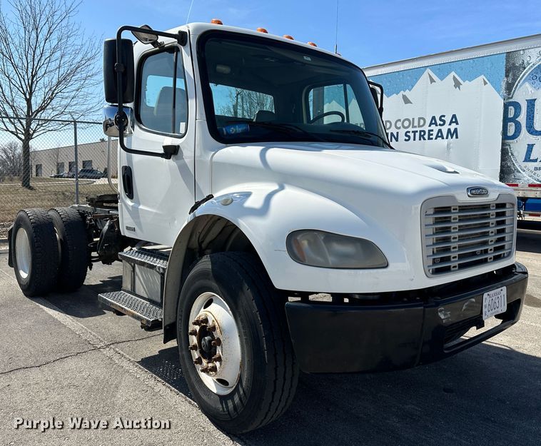 image for item DR6063 2006 Freightliner Business Class M2  semi truck