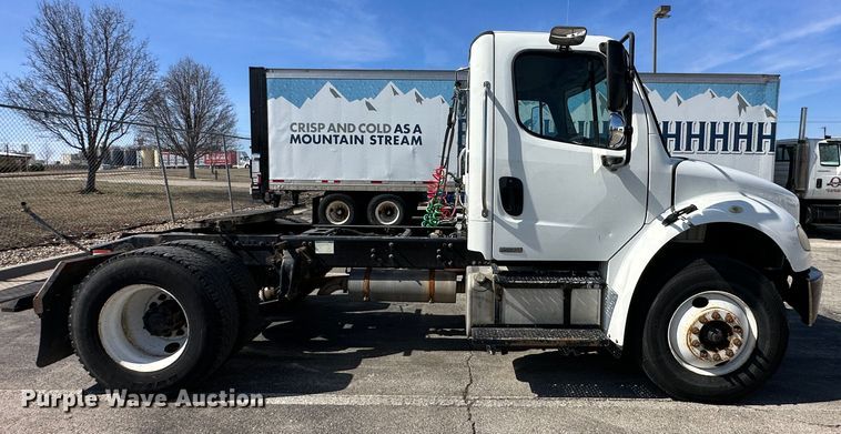 image for item DR6063 2006 Freightliner Business Class M2  semi truck