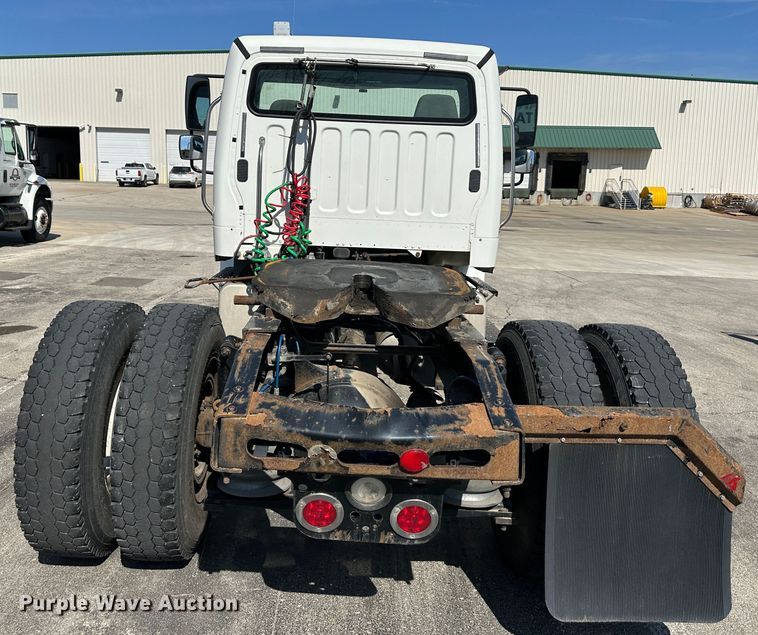 image for item DR6063 2006 Freightliner Business Class M2  semi truck