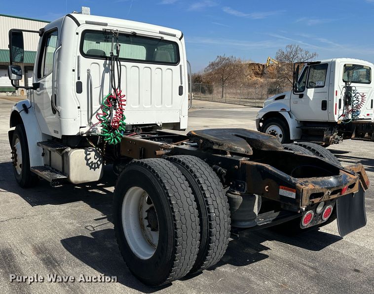 image for item DR6063 2006 Freightliner Business Class M2  semi truck