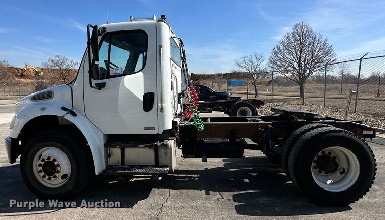 image for item DR6063 2006 Freightliner Business Class M2  semi truck