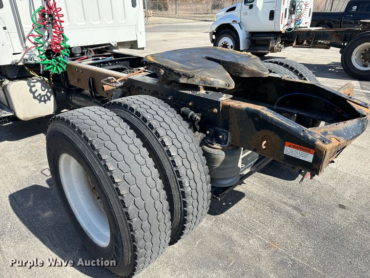 image for item DR6063 2006 Freightliner Business Class M2  semi truck