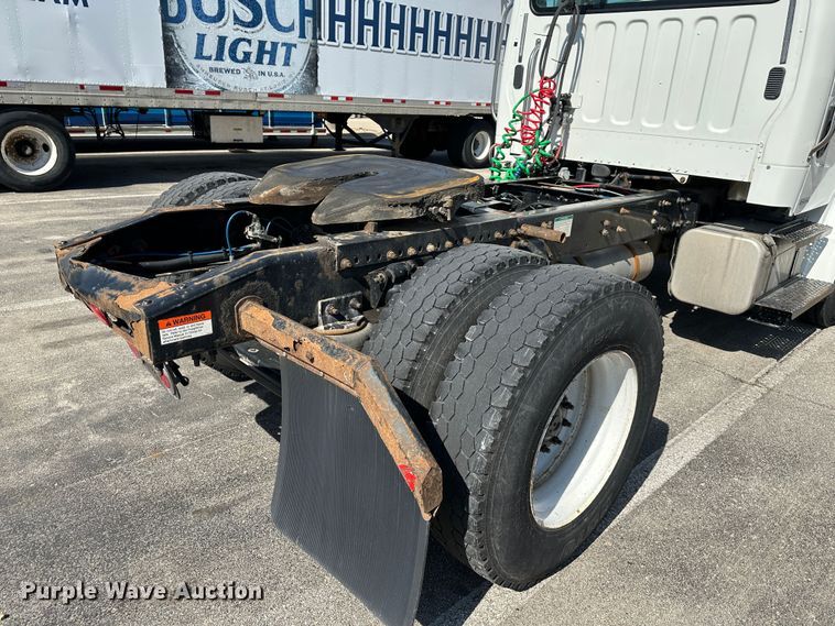 image for item DR6063 2006 Freightliner Business Class M2  semi truck