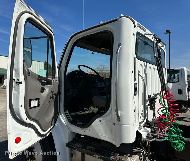 image for item DR6063 2006 Freightliner Business Class M2  semi truck