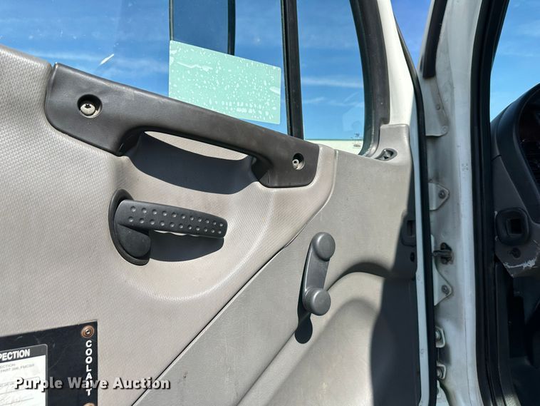 image for item DR6063 2006 Freightliner Business Class M2  semi truck