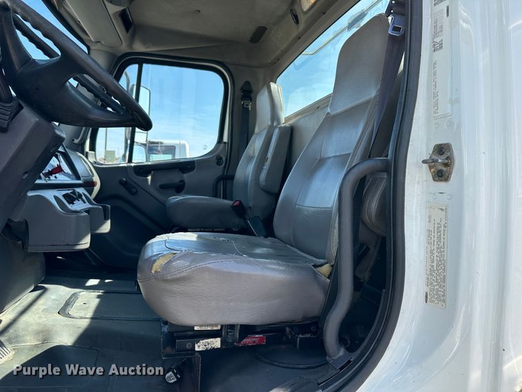 image for item DR6063 2006 Freightliner Business Class M2  semi truck