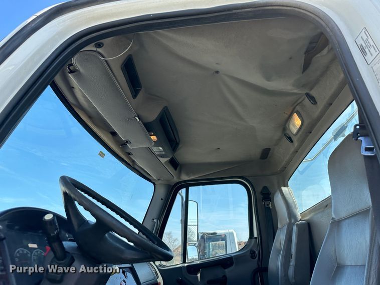 image for item DR6063 2006 Freightliner Business Class M2  semi truck