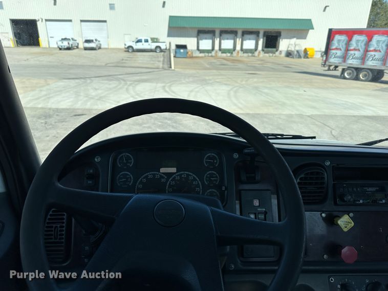 image for item DR6063 2006 Freightliner Business Class M2  semi truck