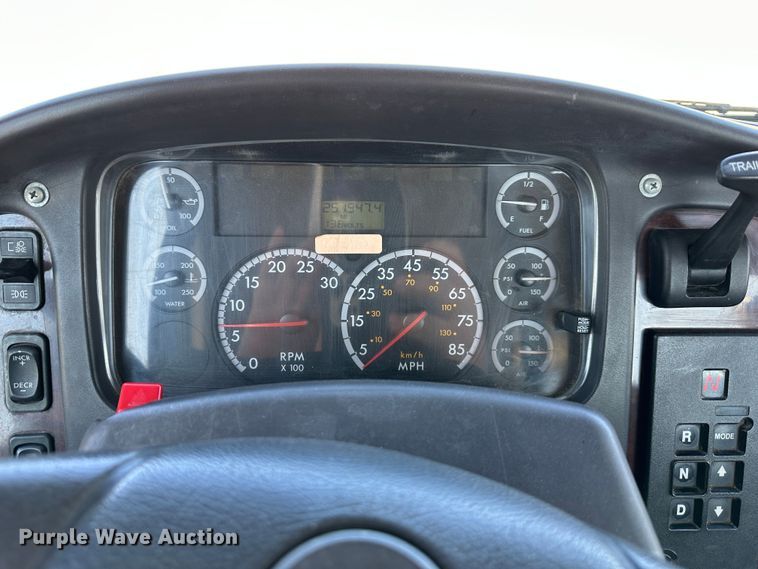 image for item DR6063 2006 Freightliner Business Class M2  semi truck