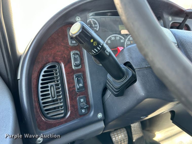 image for item DR6063 2006 Freightliner Business Class M2  semi truck