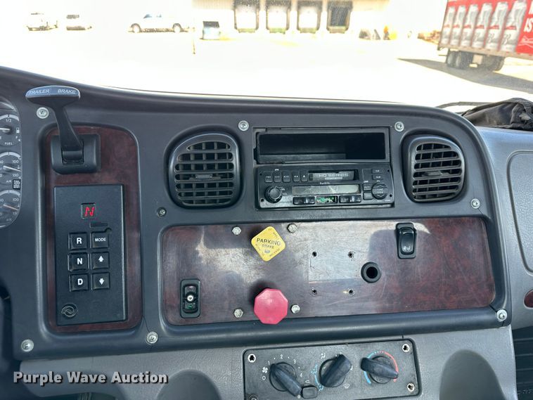 image for item DR6063 2006 Freightliner Business Class M2  semi truck