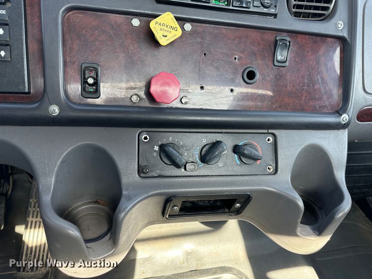 image for item DR6063 2006 Freightliner Business Class M2  semi truck