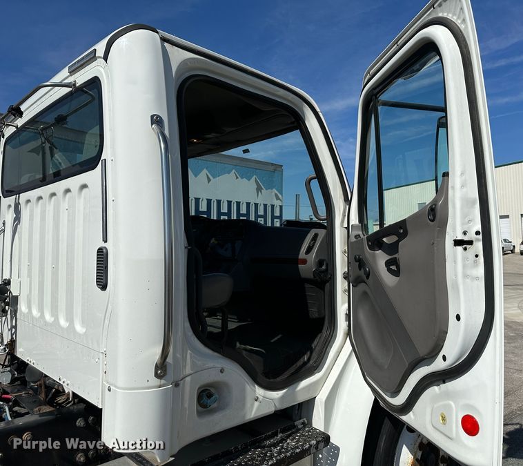 image for item DR6063 2006 Freightliner Business Class M2  semi truck