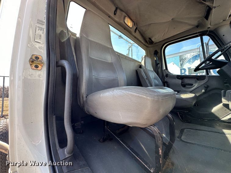 image for item DR6063 2006 Freightliner Business Class M2  semi truck